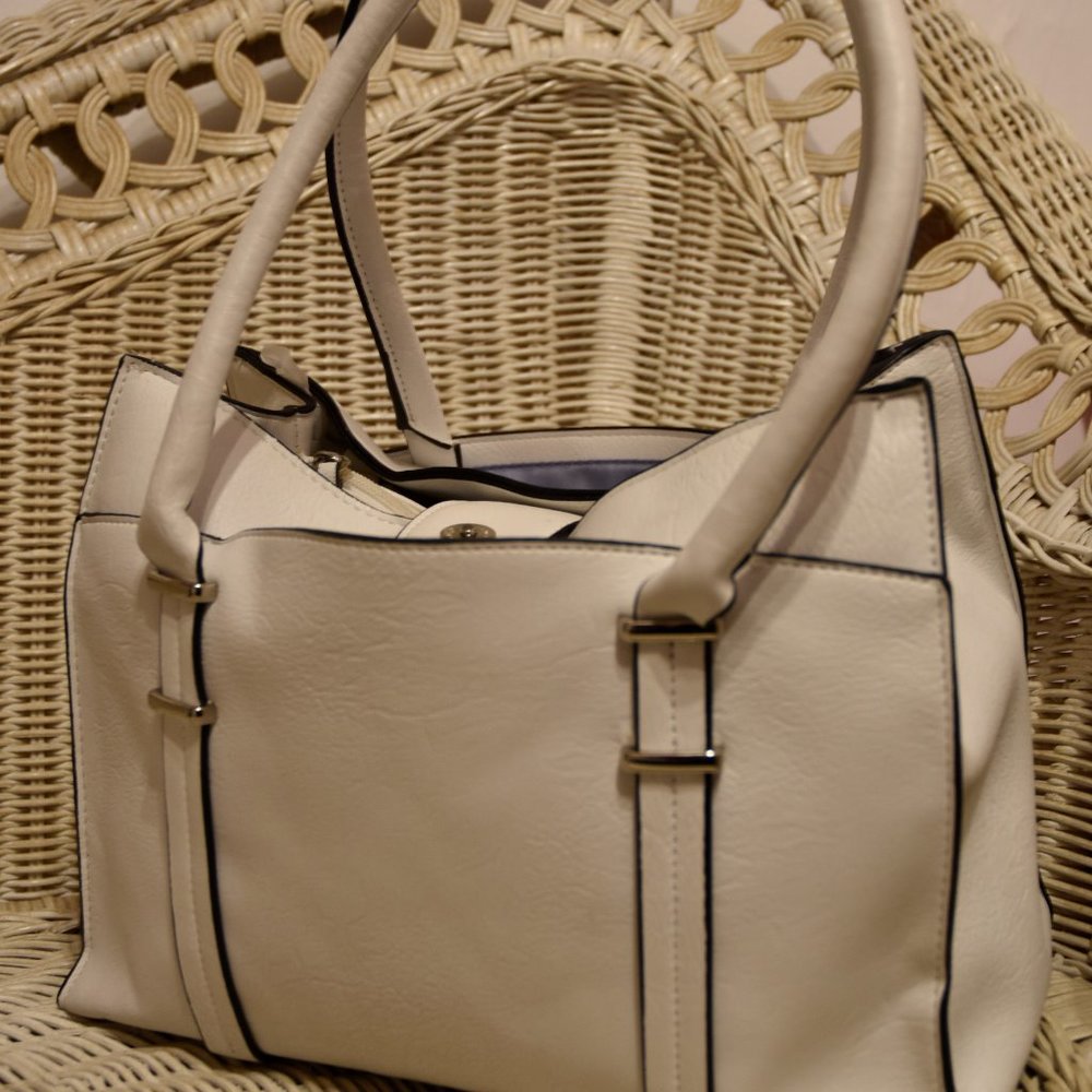 Host pick 😍White Vegan leather Purse
